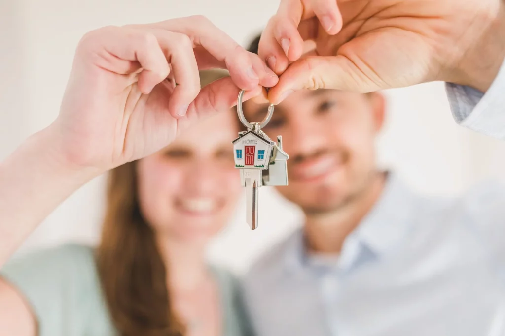 Pärchen hält Wohnungsschlüssel