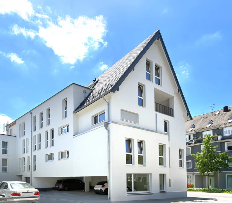 Charmanter Neubau in Baden-Baden – klassisches Satteldach trifft moderne Linie