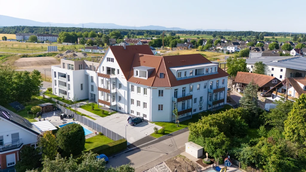 Luftaufnahme von modernen Eigentumswohnungen in Rheinau