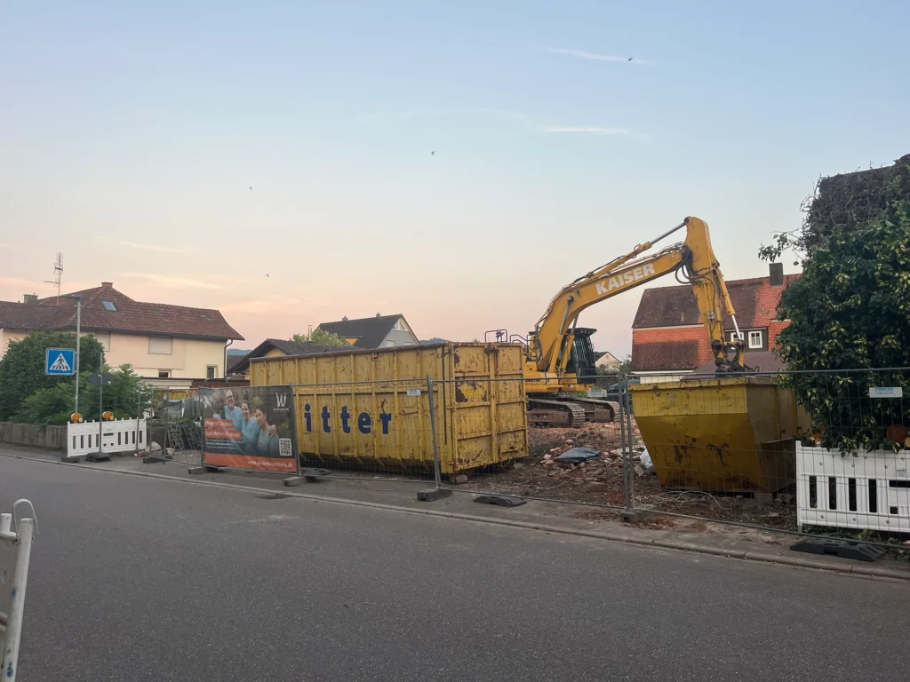 Baustelle in Biberach mit Bagger und Containern bei Abbrucharbeiten am Kreuz.
