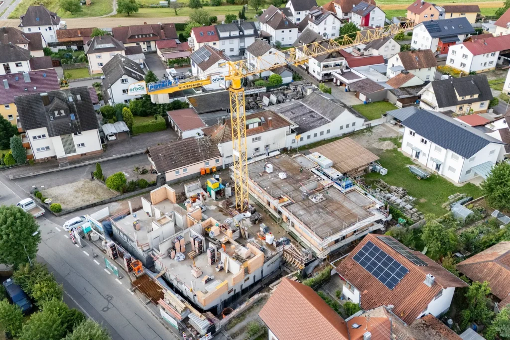 Luftaufnahme der gesamten Baustelle mit Kran und Nachbargebäuden in Elgersweier