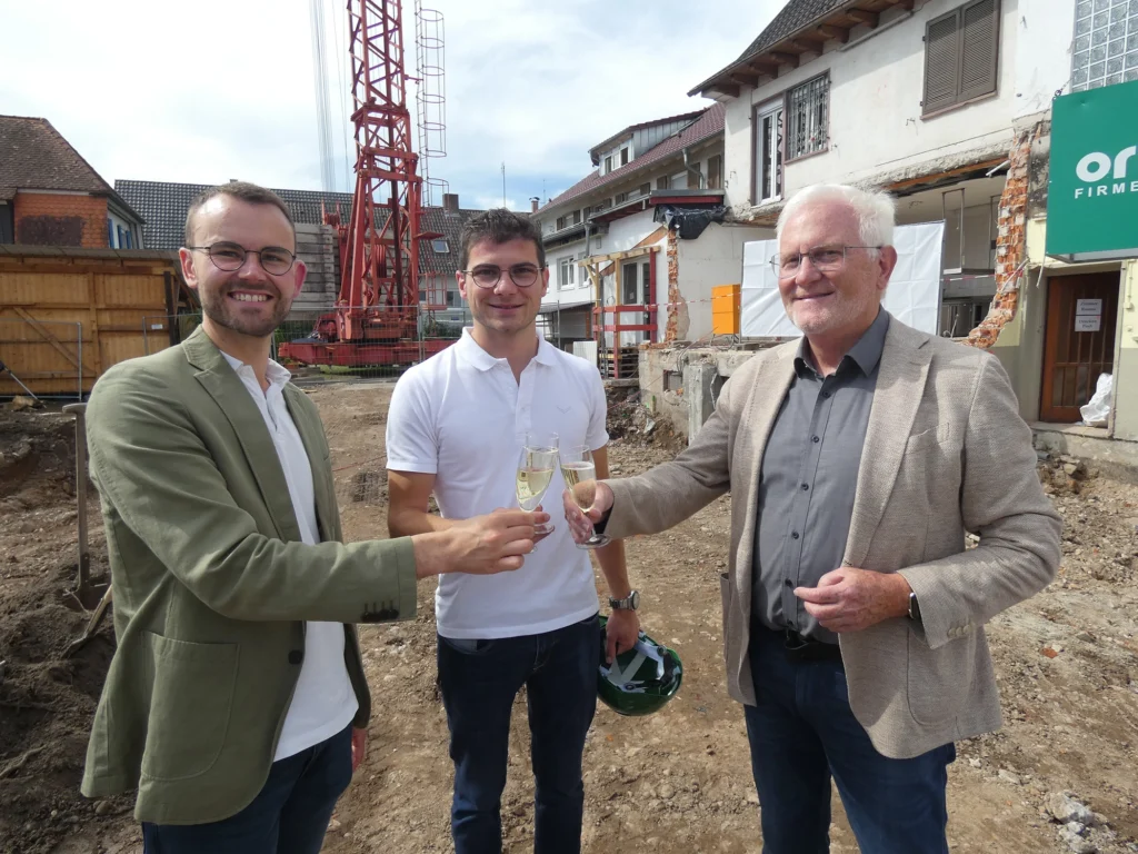 Vertreter der orbau Firmengruppe beim Spatenstich auf dem Gelände des ehemaligen Gasthauses Kreuz in Biberach