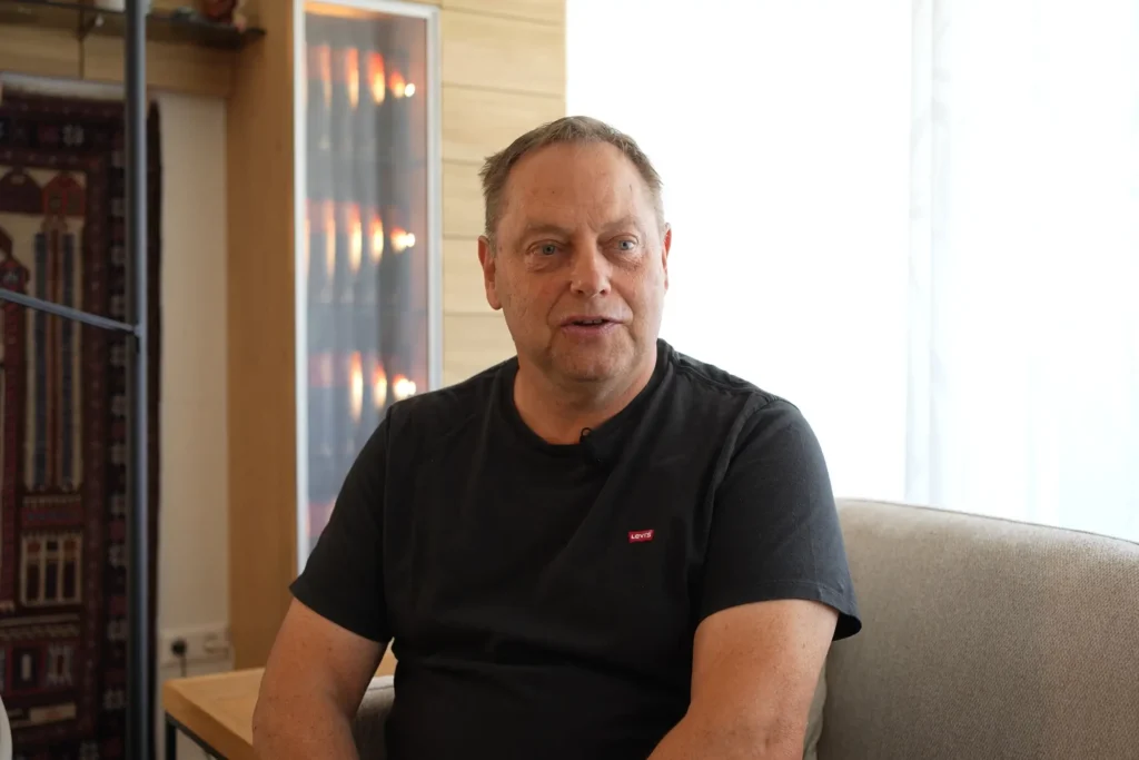 Peter Soos sitzt in seiner Wohnung in der Zigarrenfabrik Rheinau und berichtet über seine positiven Erfahrungen mit dem Wohnungskauf.