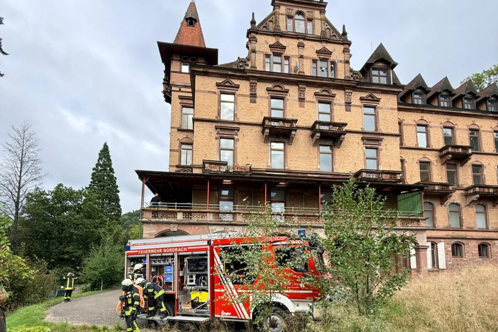 euerwehrfahrzeug der Feuerwehr Nordrach mit Einsatzkräften bei der Herbstübung am Schloss Rothschild.