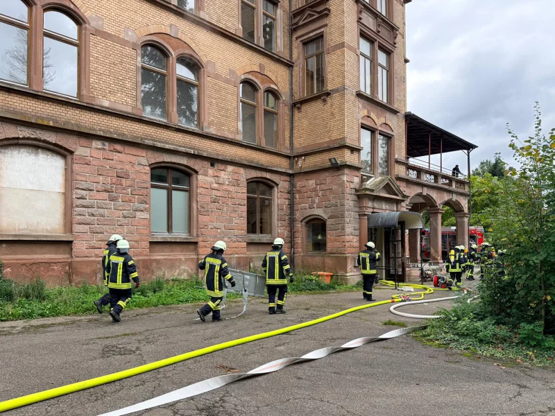 Einsatzkräfte der Feuerwehr Nordrach beim Training vor dem Schloss Rothschild in Nordrach.