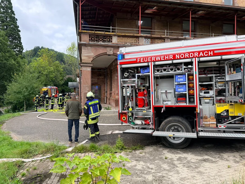 Großansicht des Schloss Rothschild in Nordrach mit Feuerwehrfahrzeug bei der Übung.