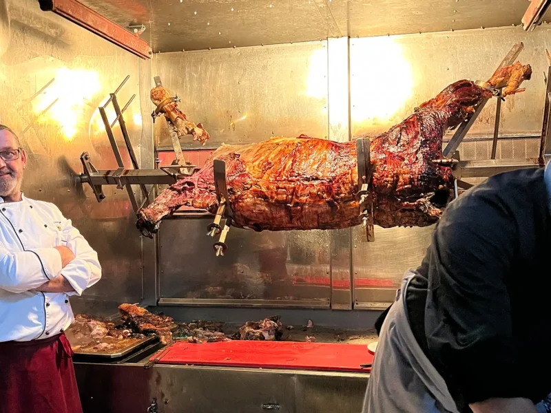 Ochs am Spieß bei der Weihnachtsfeier der orbau Firmengruppe