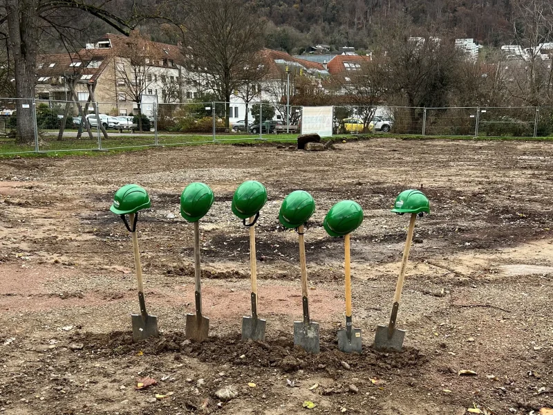 Neuen Mitte Grenzach: Der Spatenstich für die Seniorenwohnanlage mit Bürgermeister Tobias Benz, Sabine Bauer, Claudius Genter und Burkard Isenmann