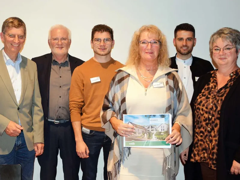 Hier eine umformulierte Version: Am Montagabend gab es erste Informationen zur geplanten Seniorenwohnanlage in Fischerbach direkt aus erster Hand. Bürgermeister Thomas Schneider sowie das Team von orbau und adamo, bestehend aus Burkhard Isenmann, Luca Isenmann, Sabine Bauer, Mustafa Alkan und Brigitte Wolber, standen den Interessierten Rede und Antwort. Foto: Hanspeter Schwendemann