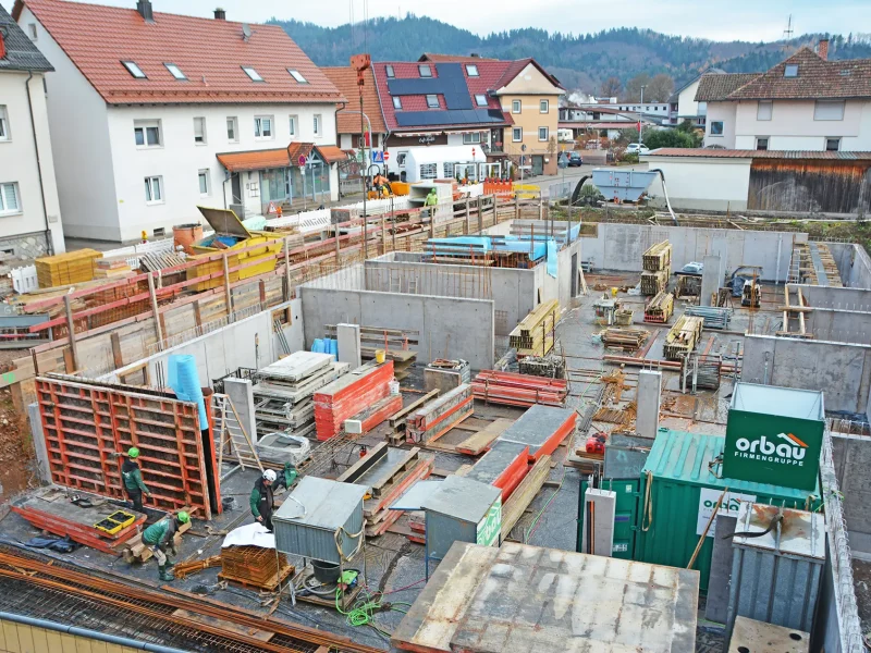 Die Baugrube mit den ersten Wänden der Tiefgarage.