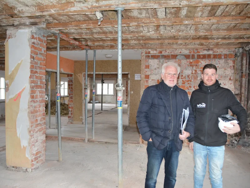 Geschä sführer Burkhard Isenmann (links) und Rohbauleiter Fabian Brosamer (rechts) im Bestandsgebäude.