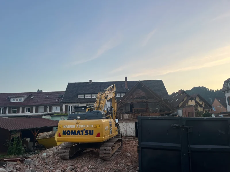 Bagger beim Abriss in Biberach auf dem Gelände des Gasthauses Kreuz – hier entstehen neue Eigentumswohnungen.