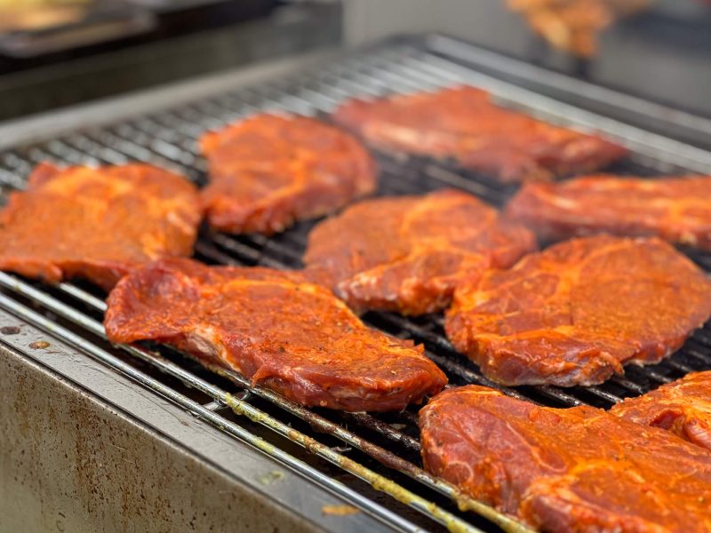 Mariniertes Fleisch auf dem Grill beim Sommerfest der orbau Gruppe.