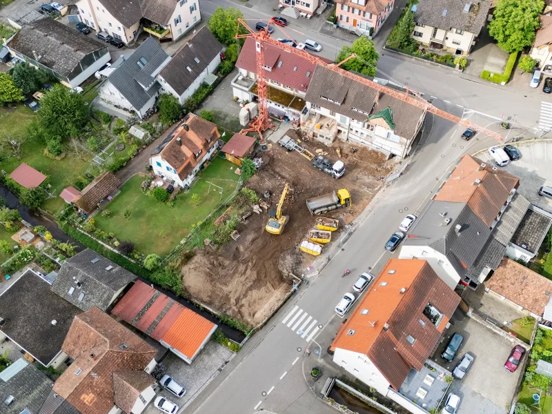 Luftbild der Baustelle in Biberach mit Kran und Baggern