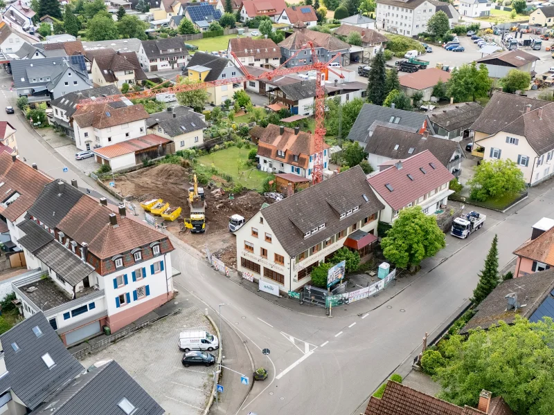 Eine Luftaufnahme von Biberach mit Blick auf das Baugrundstück wo gerade der Erdaushub stattfindet.