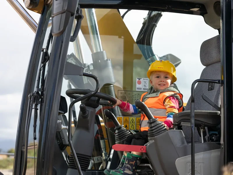 Bagger fahren für die Kinder auf der Baustelle.