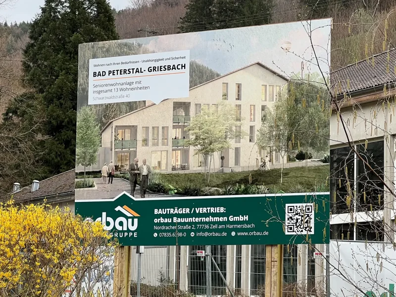 Bauschild der geplanten Seniorenwohnungen in Bad Peterstal-Griesbach