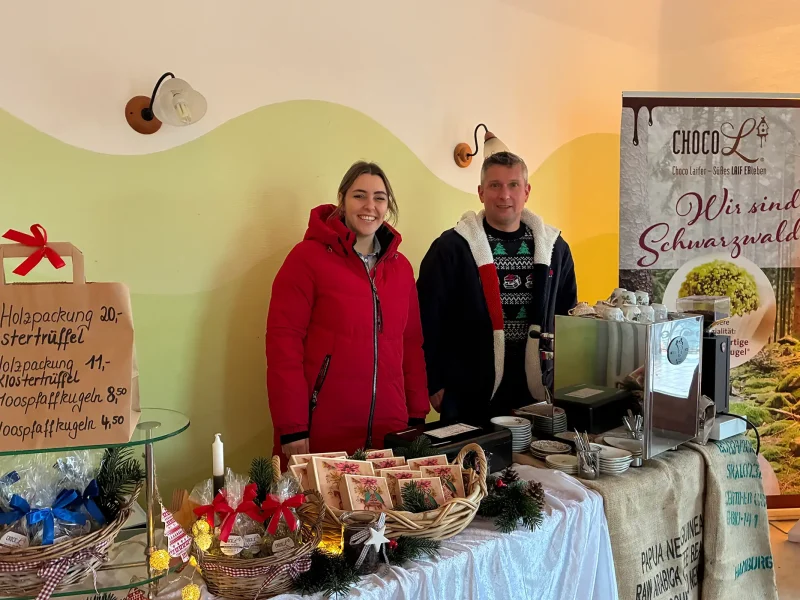 Verkaufsstand mit regionalen Schokoladen- und Trüffelprodukten auf dem Weihnachtsmarkt im Schloss Rothschild