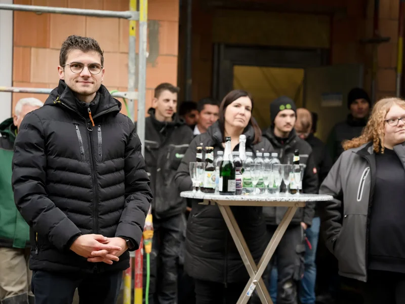Geschäftsführer Luca Isenmann beim Richtfest