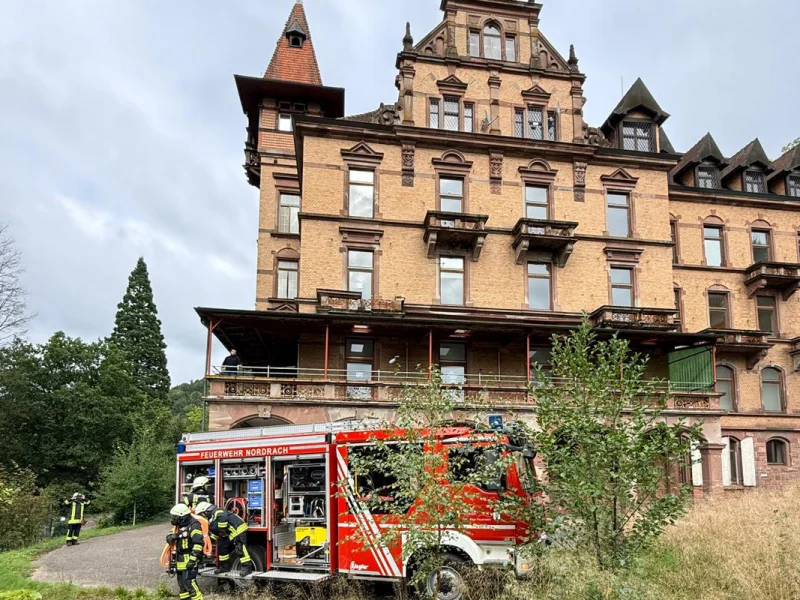 euerwehrfahrzeug der Feuerwehr Nordrach mit Einsatzkräften bei der Herbstübung am Schloss Rothschild.