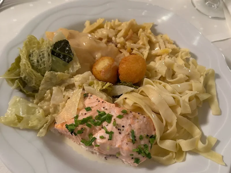 Fisch-Menü der Weihnachtsfeier