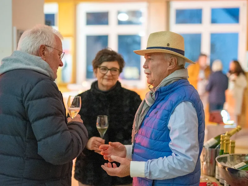 Rolf Paninka schenkt Sekt aus