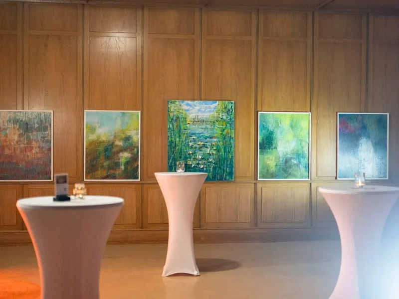 Kunstwerke von Künstler Tom Wilhelm an der Wand im Schloss Rothschild