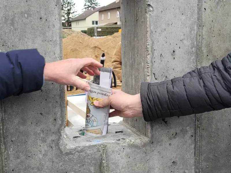 Einsetzen der Zeitkapsel in die Rohbauwände bei der Grundsteinlegung Seniorenwohnanlage Waghäusel Kirrlach