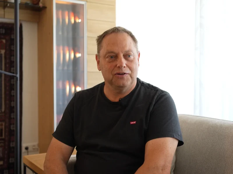 Peter Soos sitzt in seiner Wohnung in der Zigarrenfabrik Rheinau und berichtet über seine positiven Erfahrungen mit dem Wohnungskauf.