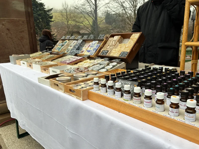 Verkaufsstand mit handgemachten Seifen und ätherischen Ölen beim Weihnachtsmarkt am Schloss Rothschild