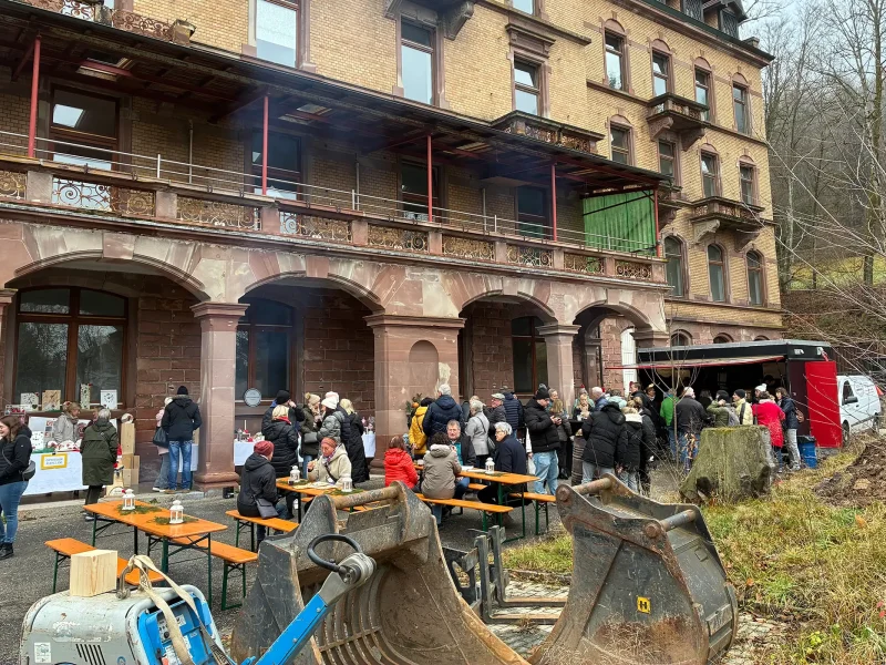 Außenbereich des Schloss Rothschild mit vielen Besuchern und Marktständen beim Weihnachtsmarkt