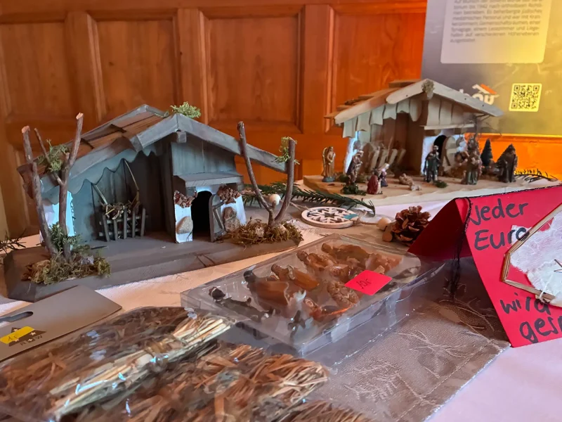 Handgemachte Weihnachtskrippen und Figuren auf dem Weihnachtsmarkt im Schloss Rothschild in Nordrach
