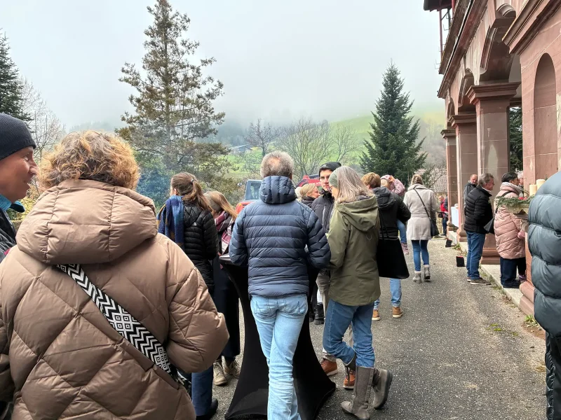 Viele Besucher vor dem Schloss Rothschild auf dem Außenbereich des Weihnachtsmarktes