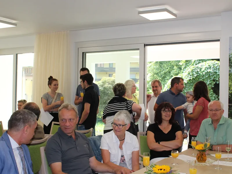 Neueröffnung Seniorenzentrum am Untertor - Eigentümer, orbau-Mitarbeiter, Bürgermeister und Interessierte kommen zusammen.