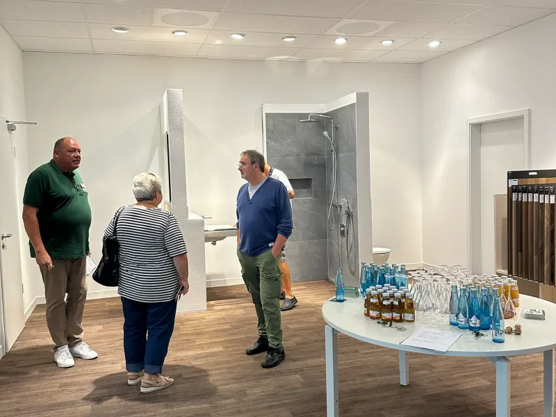 Interessenten im Gespräch während des Pre-Sale Events im orbau Büro Offenburg