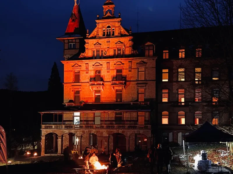 Lagerfeuer und Glühwein bei den Tagen des offenen Schlosses
