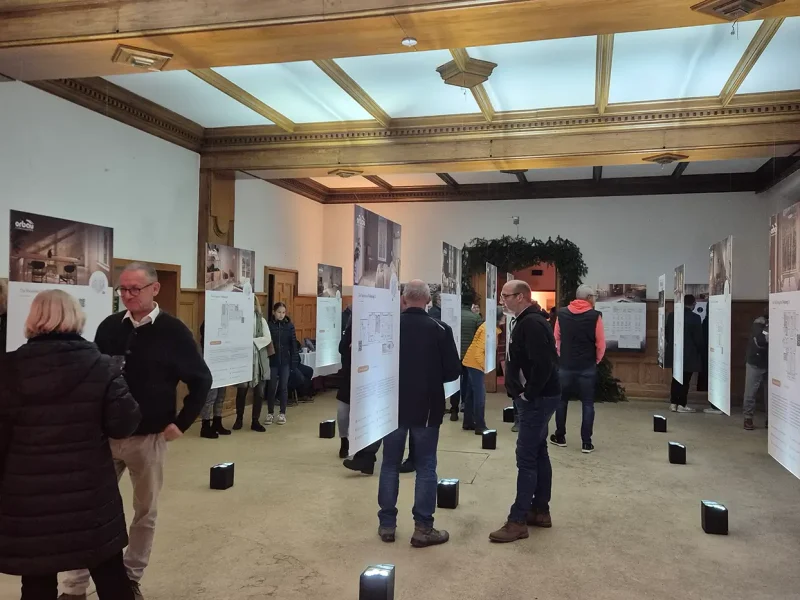 Ausstellung in der Dämmerung in Nordrach