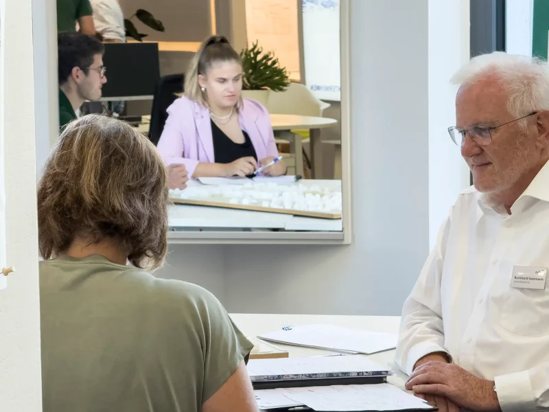 Beratungsgespräch zwischen Interessenten und Burkhard Isenmann im orbau Büro Offenburg