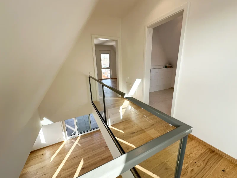 Moderner Wohnbereich mit großen Fenstern und Zugang zum Balkon in einer Wohnung in Baden-Baden