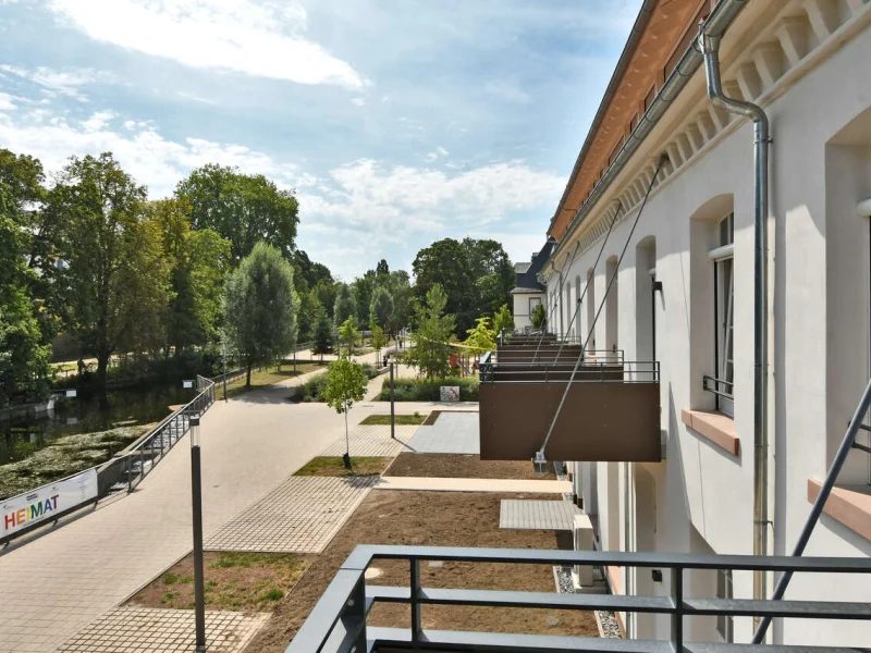 moderne, abgehängte Balkone am Weberei Gebäude