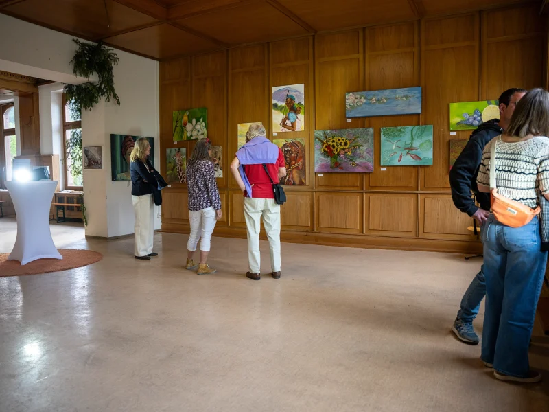 Besucher betrachten Gemälde in einer Ausstellung
