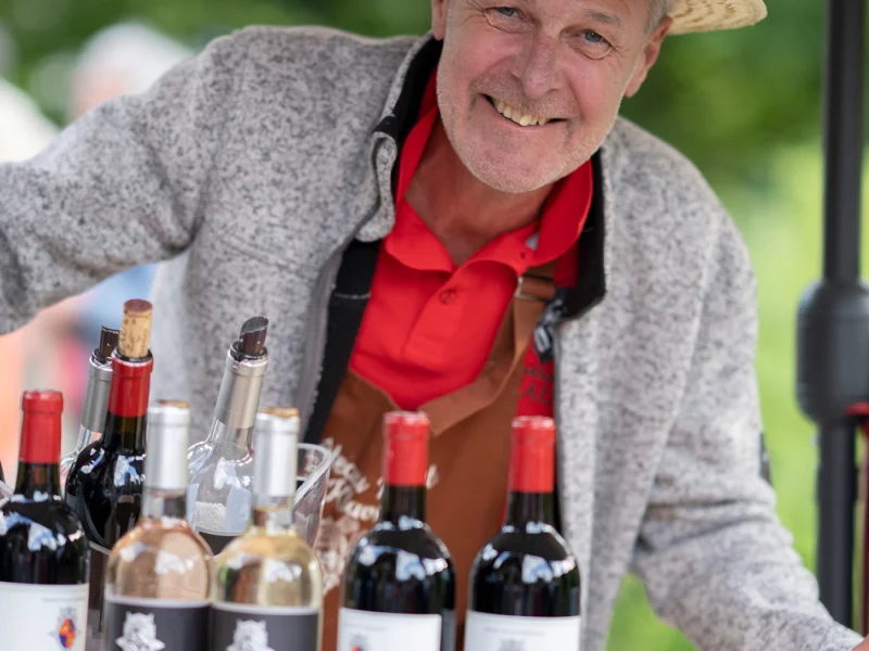 Winzer mit Weinen von Château Réaut am Stand