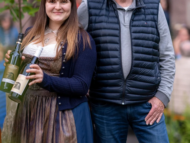 Weinprinzessin und älterer Mann mit Flaschen