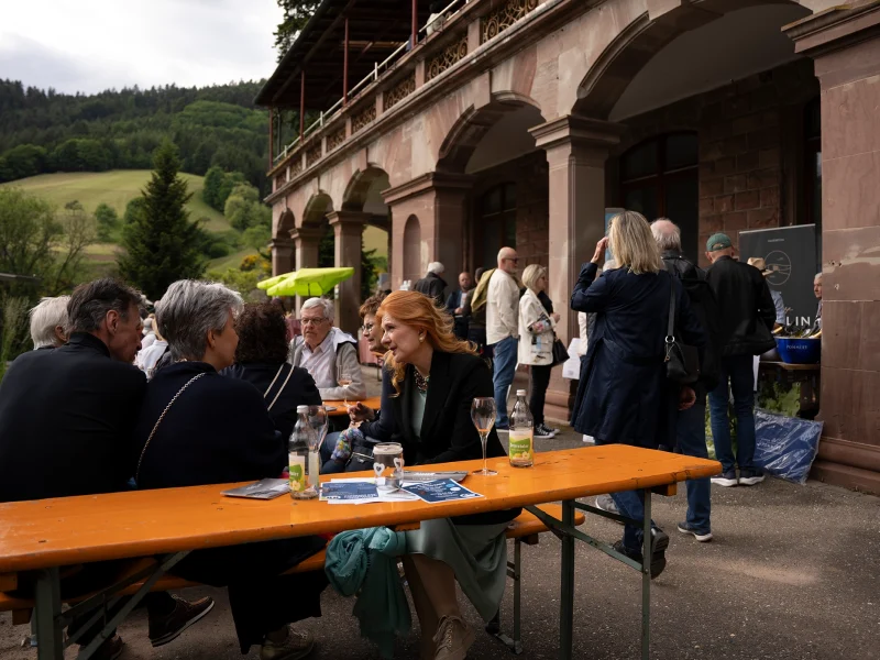 Gäste am Tisch mit Blick auf das Schloss
