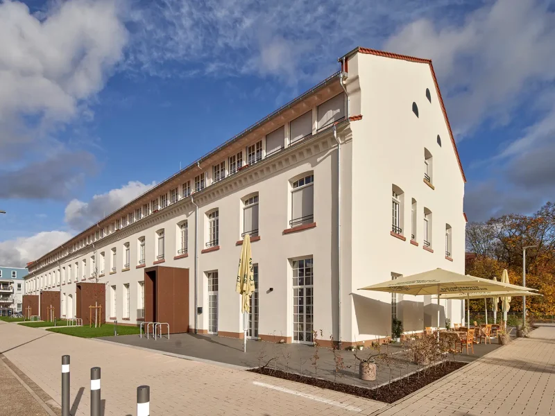 Fertiggestelltes Weberei Gebäude mit restaurierten, modernen Wohnungen und dem Café an der Weberei